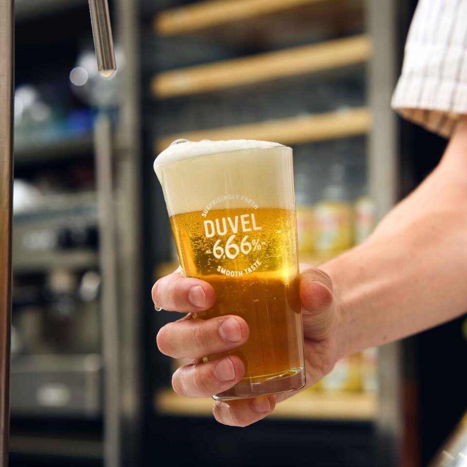 Boire Une Bi Re Blonde De Sp Cialit Belge Duvel