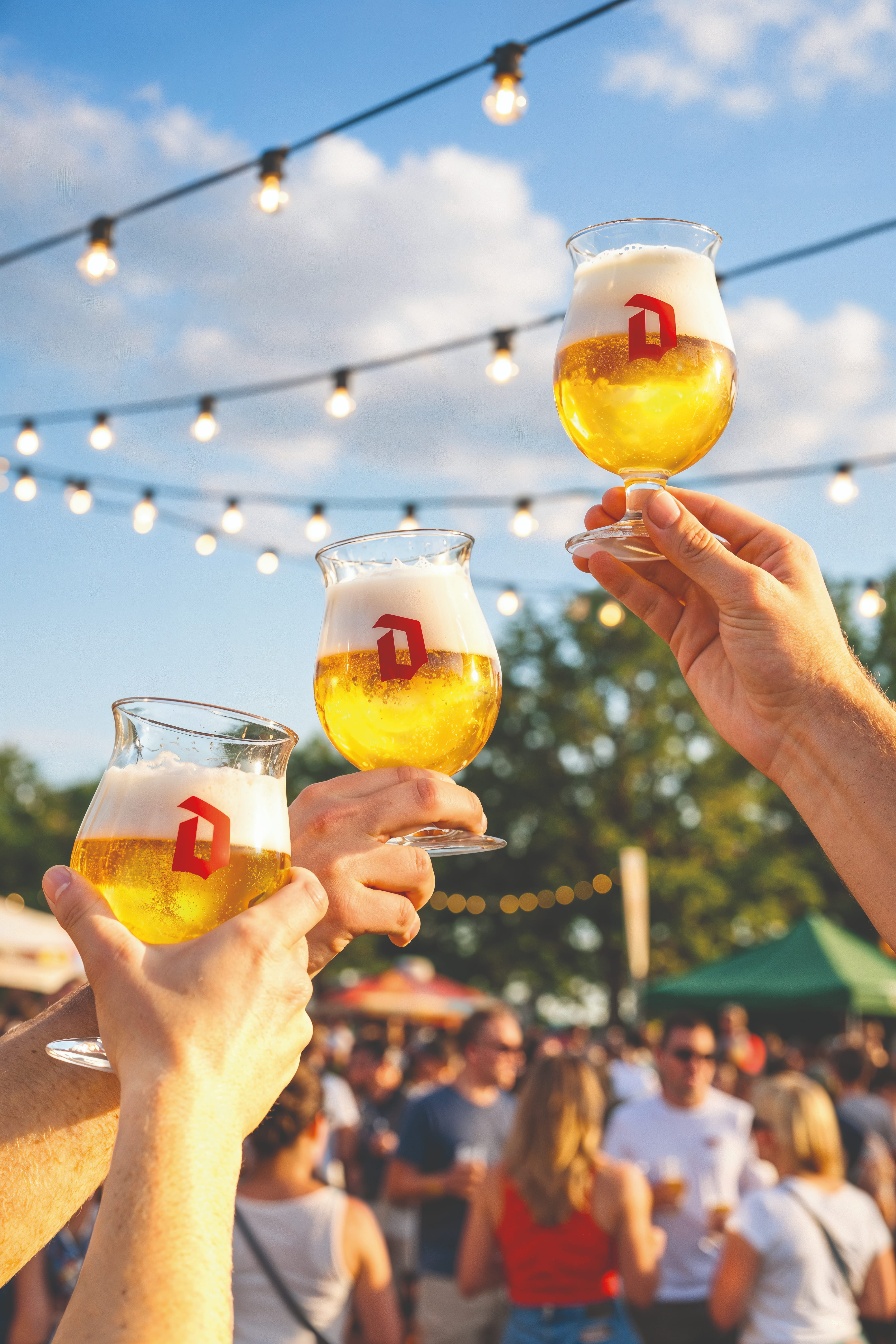 Sfeerbeeld van een terras met lichtslingers