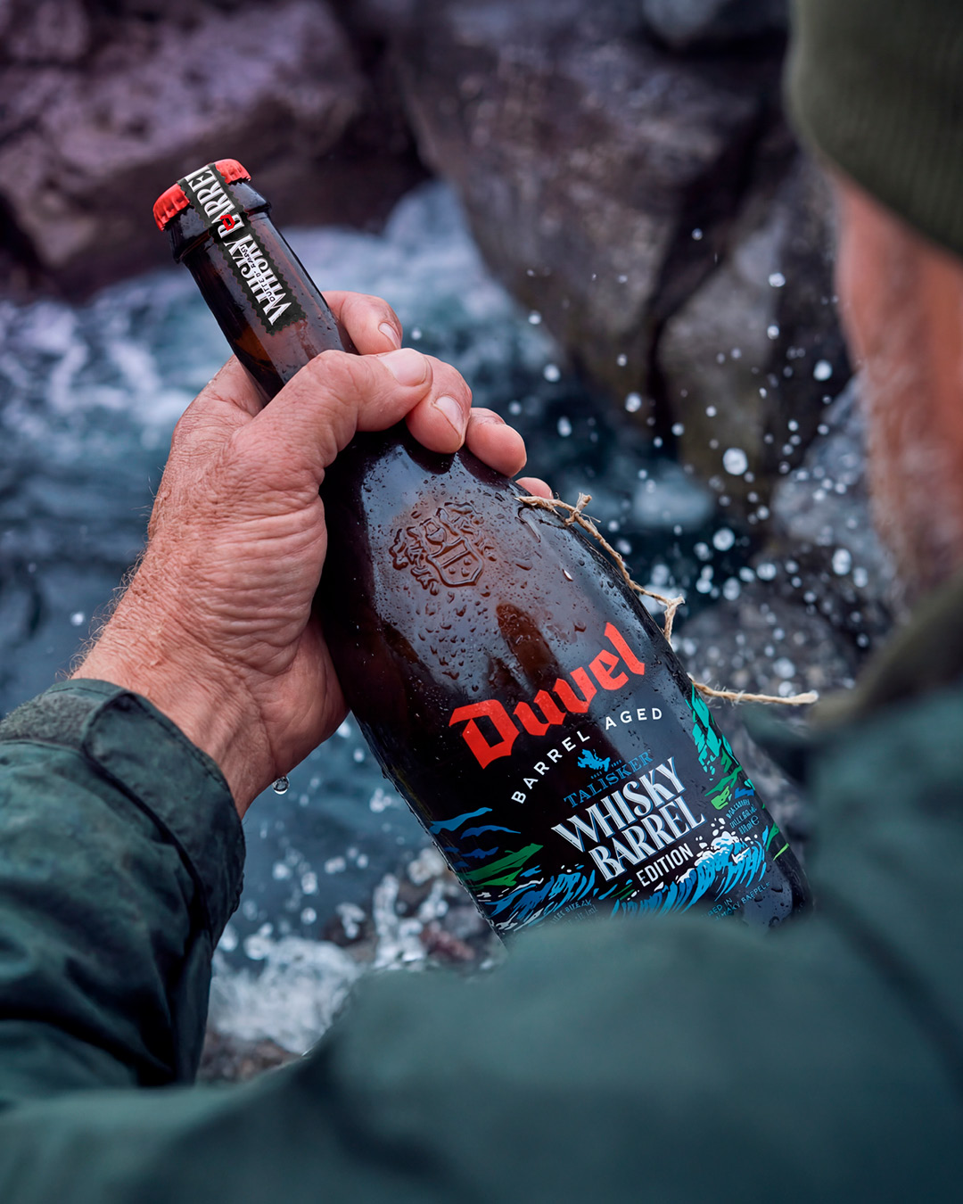 Duvel Barrel Aged Talisker Whisky in de hand aan de Schotse kust